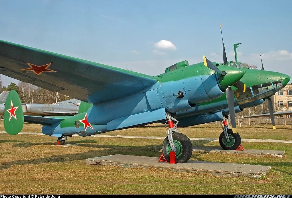 Ту 2 город производства. Ту-2 пикирующий бомбардировщик. Самолет Туполева ту 2 бомбардировщик. Фронтовой бомбардировщик «103» (ту-2). Ту-2 Монино.