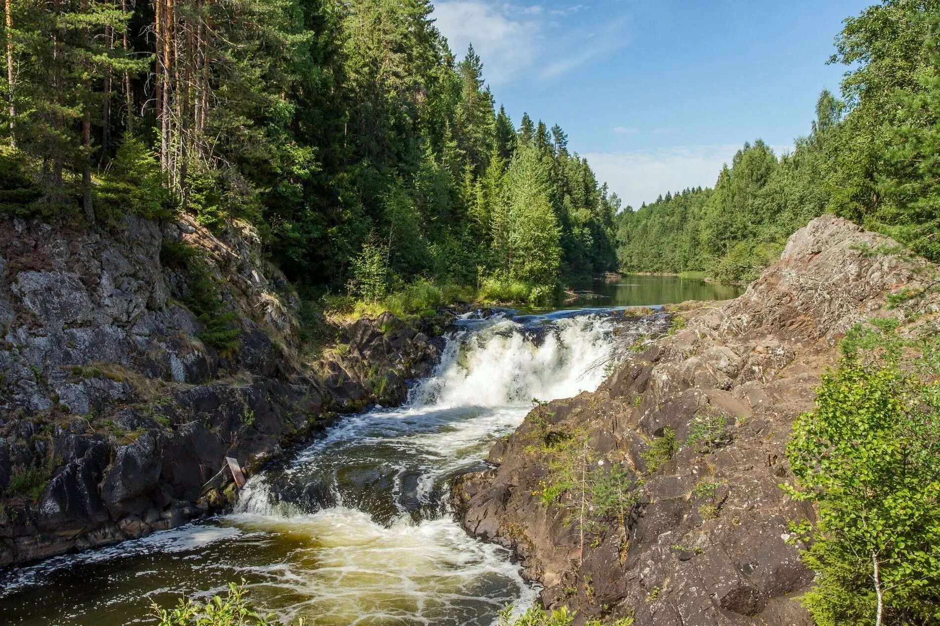 Водопад в карелии название. Водопад Кивач в Карелии. Карелия водопад Кивач лето. Река писта Карелия. Водопады Гирвас и Кивач.