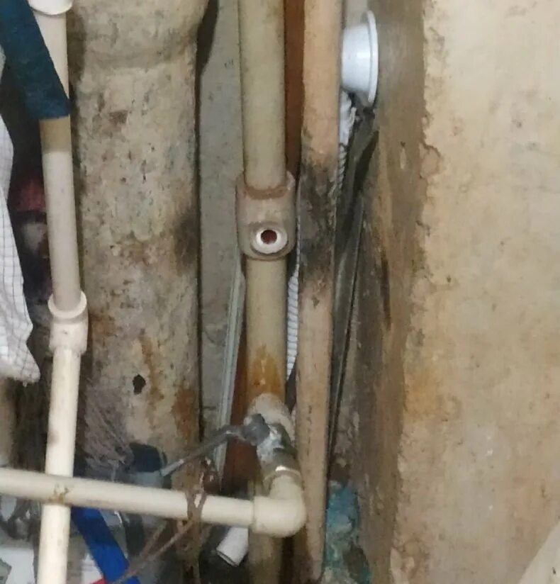 Лопнула полипропиленовая труба. Общедомовое отопление кран в квартире. Прорвало стояк в квартире. Прорыв трубы водоснабжения в квартире. Лопнула труба в квартире.