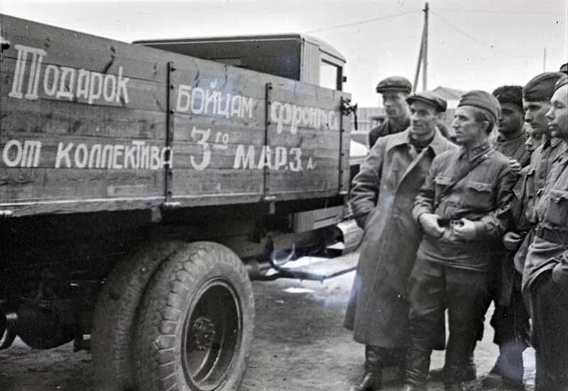 Человек помогающий фронту. Фронт в тылу. помощь тыла фронту. помощь фронту. агитбригада на фронте.