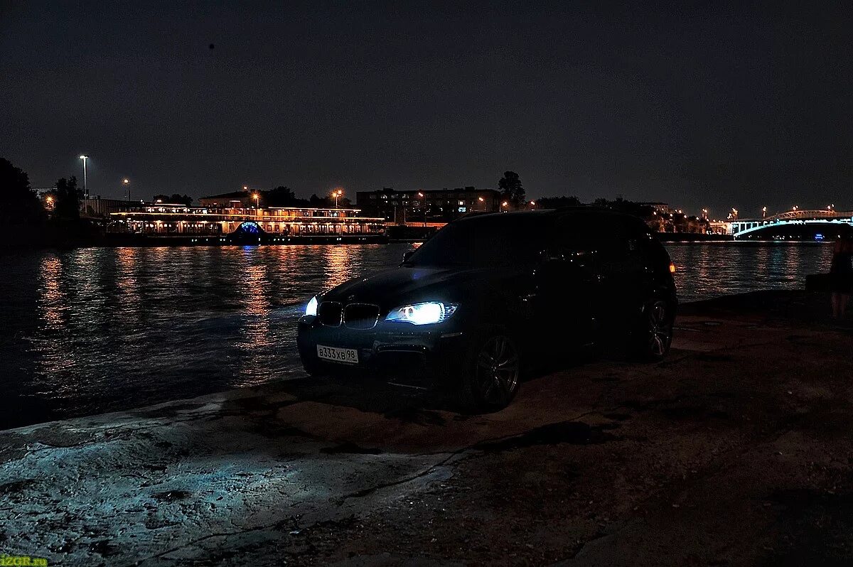 Вечером 7 ночью 9. BMW x5m Night. BMW x5m ночью. БМВ х6 ночью. Ночные покатушки Рендж Ровер.