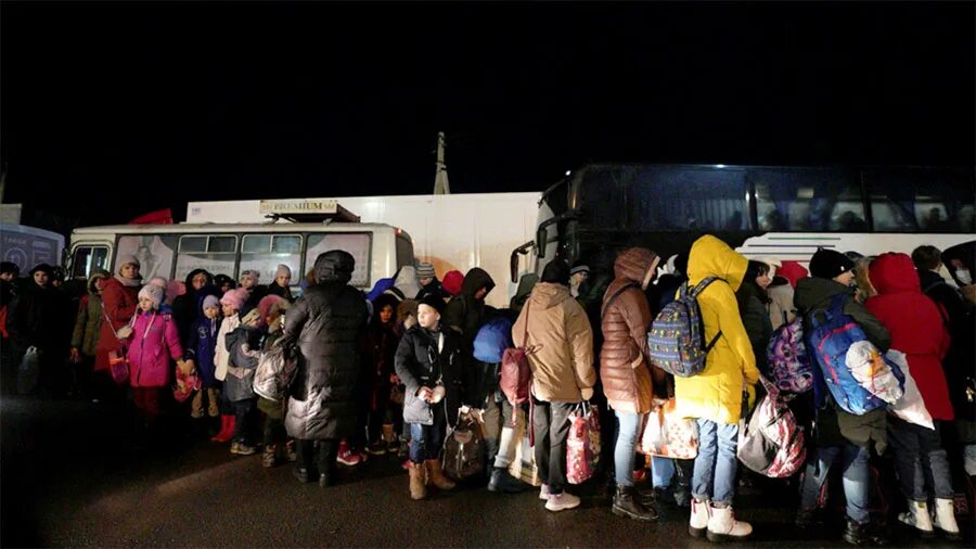 Беженцы из Украины в Россию. Беженцы в России. Автобусы с беженцами. Беженцы с Донбасса в России.