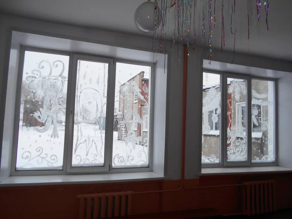 украшение окон в детском саду весна. окна на новый год в школе. украшение окон школы искусств новый год. украшение школьных окон к новому году. окна в школе на новый год 2024.