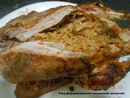 Запеченная утка в духовке с капустой