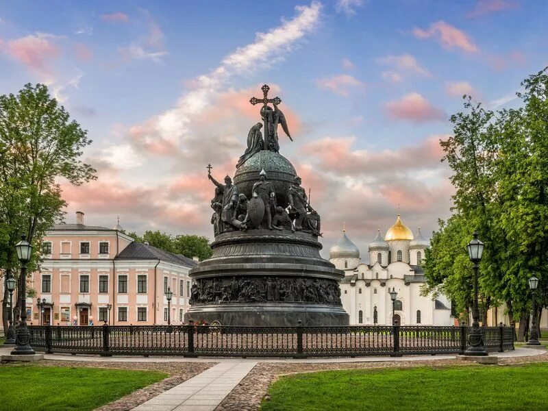 Память великий новгород. Микешин памятник тысячелетию России. Памятник тысячелетия России в Великом Новгороде. Великий Новгород тысячелетие Руси Новгород памятник. Новгородский Детинец Великий Новгород памятник тысячелетию Руси.