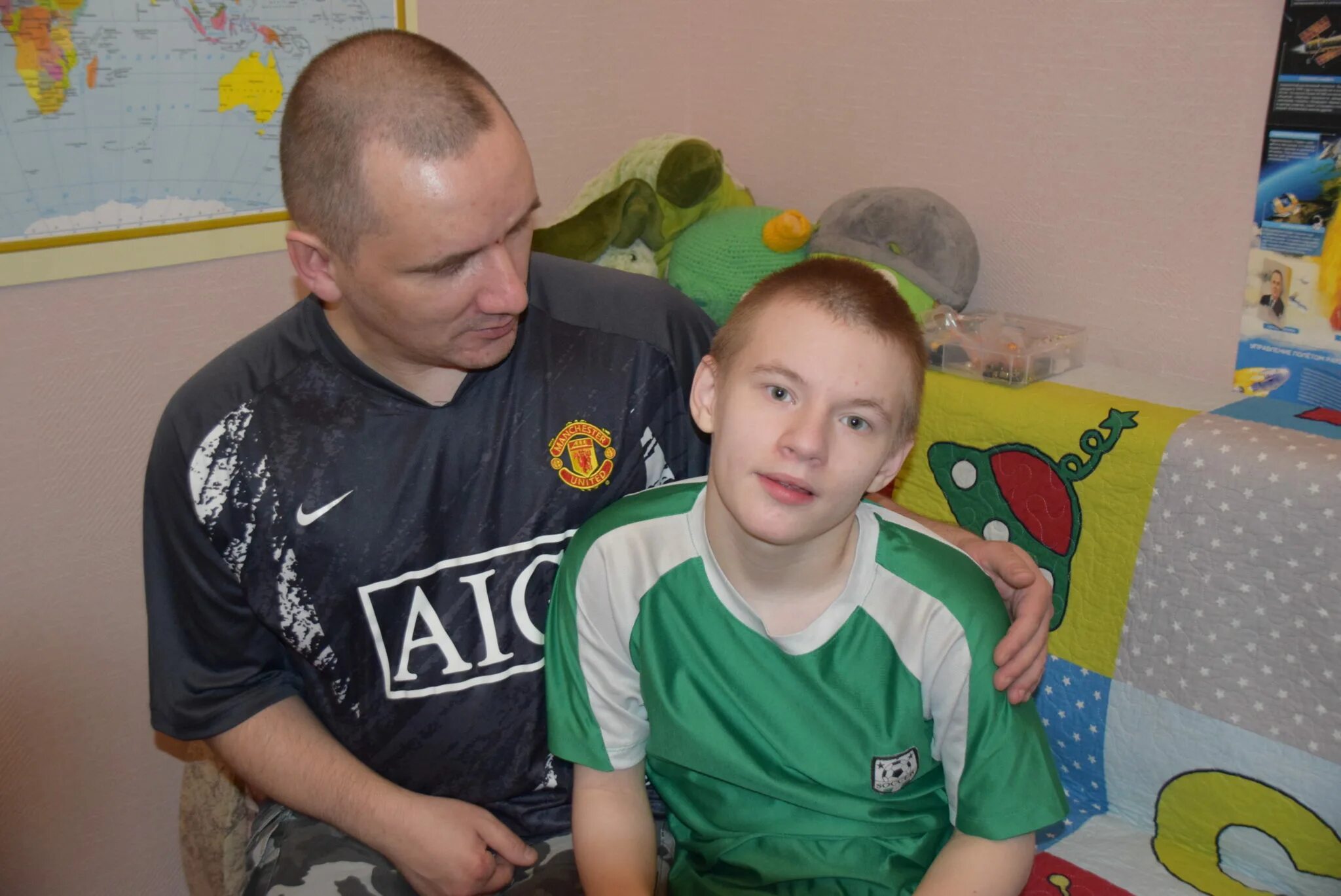 Школьник толя. Компьютер для детей с дцп. Школьник толя. Толя школьника. Школьник толя.