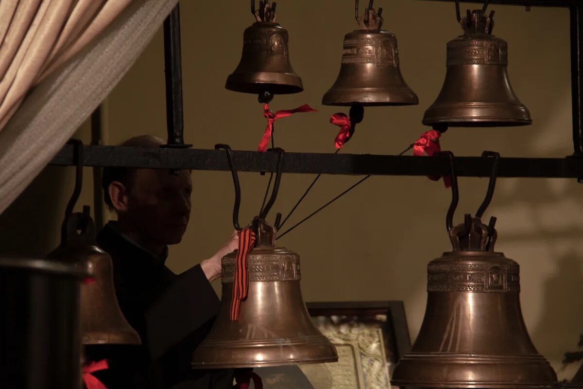 Бить в колокол. Бить в колокола. Бить в колокола. Православный монах звонарь. Било колокола.