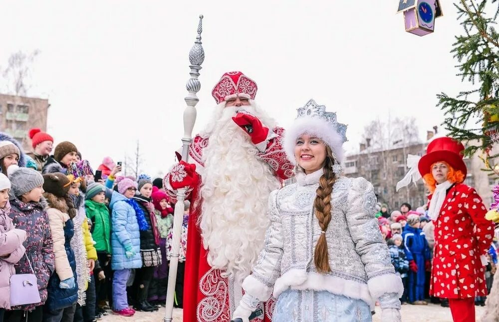 Брянск куда сходить на новогодние праздники 2025. Всероссийский дед мороз в костроме. дед мороз и снегурочка в костроме. кострома снегурочка и всероссийский дед мороз. новогодние гулянья кострома.