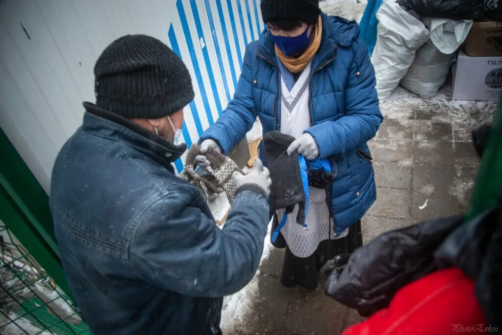 Ачинска помощь бездомным. Бездомные люди в холода. ангар спасения. помощь бездомным.