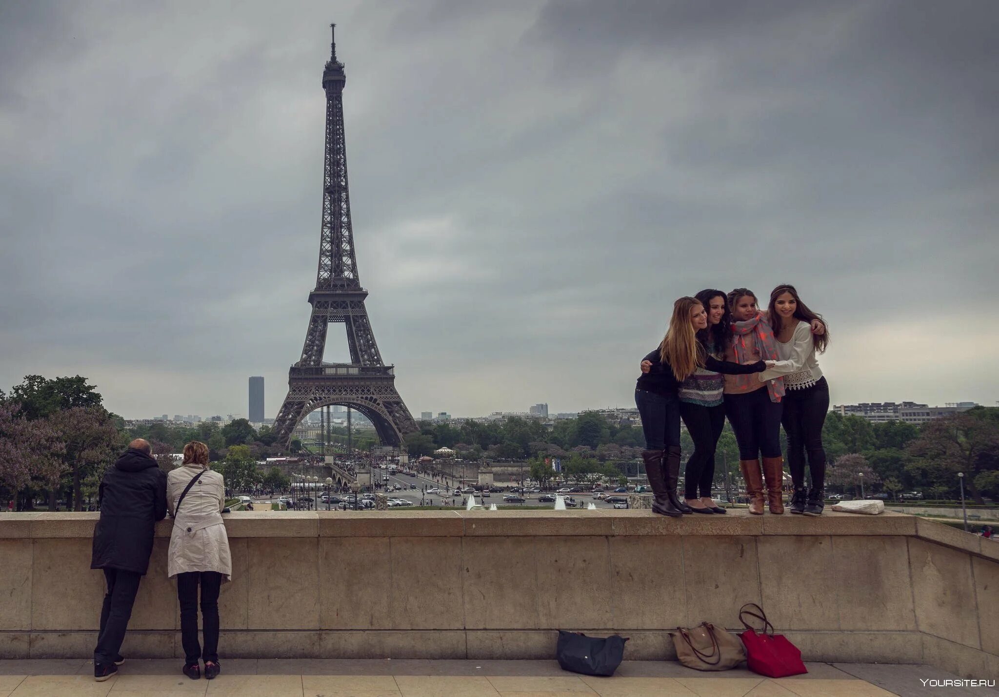 Эйфель башня селфи. Человек на фоне Эйфелевой башни. Париж селфи. Париж люди.