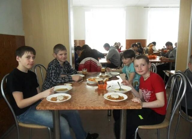 Россия свердловская область загородный лагерь уральские самоцветы. Пионерский лагерь исетские зори. Дол уральские самоцветы сысерть. Уральский лагерь. Лагерь исетские зори каменск уральский официальный сайт.