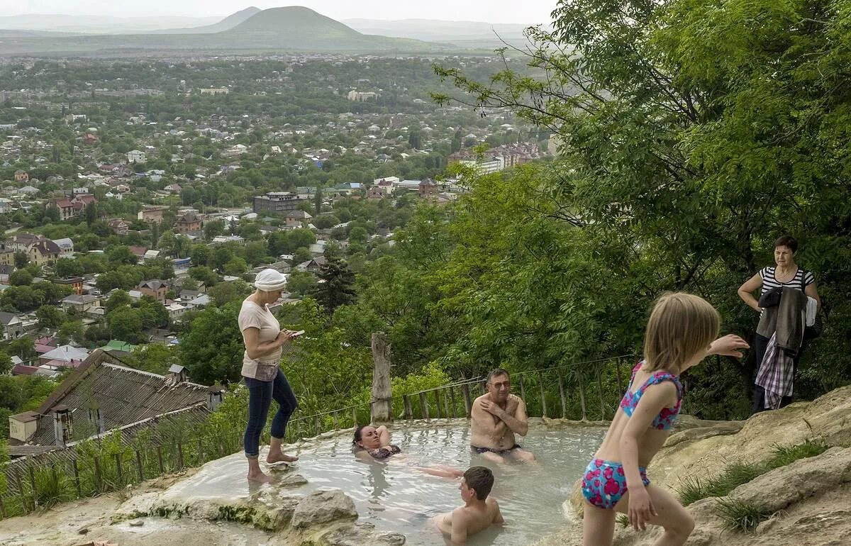 Детский кмв. Минеральная вода для детей. Минеральные воды летом. Минеральные воды курорт с детьми. Кисловодск с детьми летом.