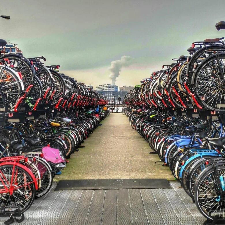 Рейтинг велосипедов 2024. Велопарковка Амстердам. Амстердам велосипеды. Куча велосипедов. Велосипеды в Нидерландах.