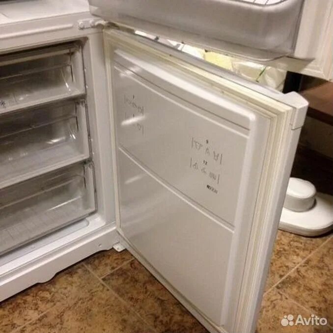 Замена уплотнителя на индезит. Холодильник Индезит сб 200 уплотнитель двери. Уплотнительная резинка для холодильника Индезит. Дверца морозильной камеры Индезит мт08.