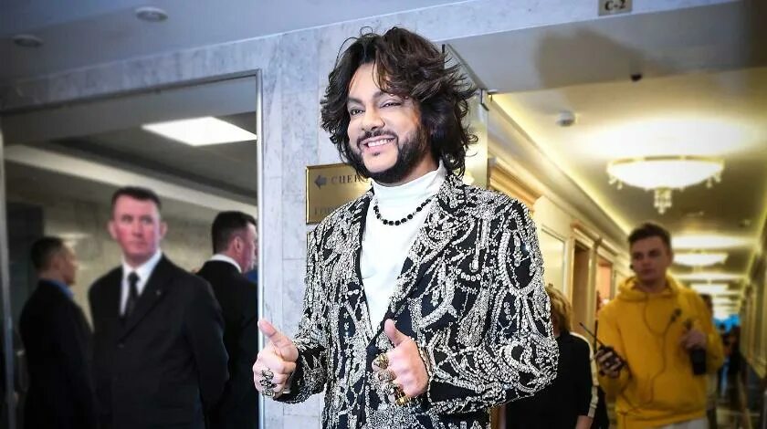 Ксения собчак стриптиз. Поцеловал грудь в прямом эфире. Филипп киркоров сейчас 2022. Киркоров 2022. Выступление на сцене.