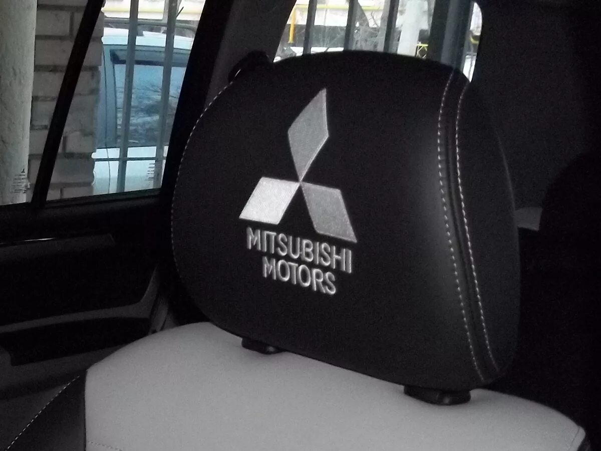 Чехол на подголовник для Mitsubishi Мицубиси. Чехол на подголовник с логотипом Mitsubishi. Вышивка на подголовниках авто. Чехол на подголовник автомобиля с логотипом. Накидки на подголовники