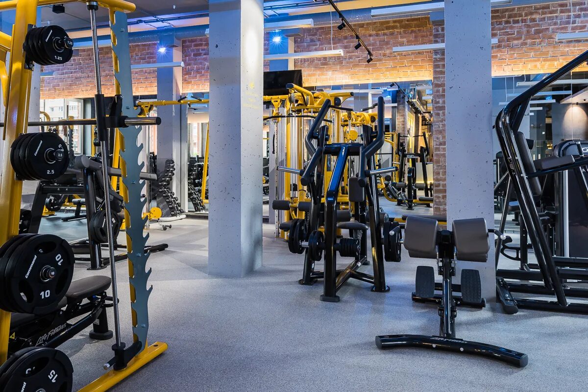 Спортзал на улице в челябинске. Спортзал максимум. Тренажерный зал gym hall челябинск. Спорт залы челябинска. Кск новоуральск тренажерный зал.