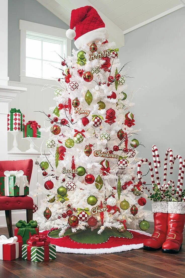 Декор под елку. Крисмас декоратион. Декор новогодней елки. Дизайнерская Новогодняя елка. Красно белая елка украшения.