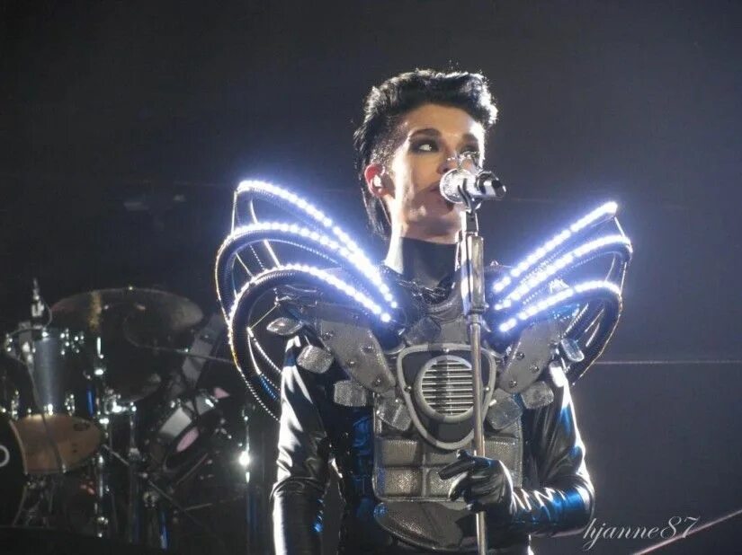 Билл каулитц 2006. Tokio hotel phantomrider перевод. Bill kaulitz tour 2010. Humanoid tokio hotel треки. Tokio hotel humanoid альбом.