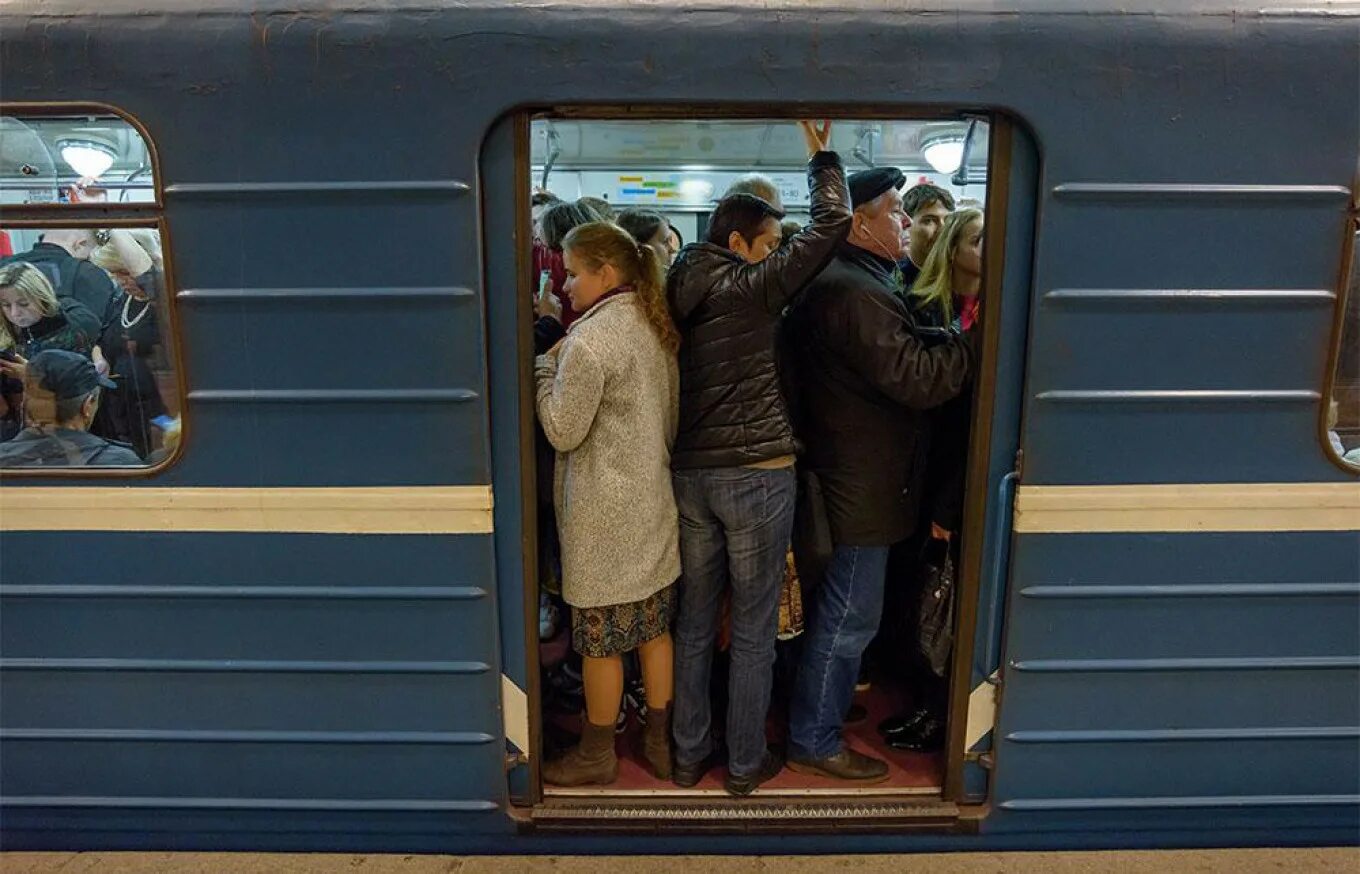 Кинул в метро. Вагон метро в час пик. Переполненный вагон метро. Забитый вагон метро. Люди в вагоне метро.