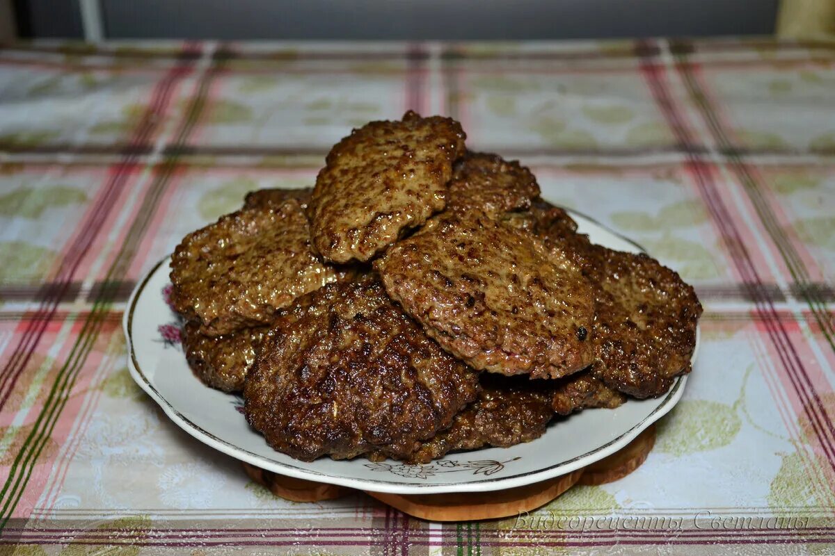 Котлеты из печени через мясорубку. Печеночные котлеты. Печеночные котлеты из конины. Печеночные котлеты с припеком. Печеночные котлеты сервировка.