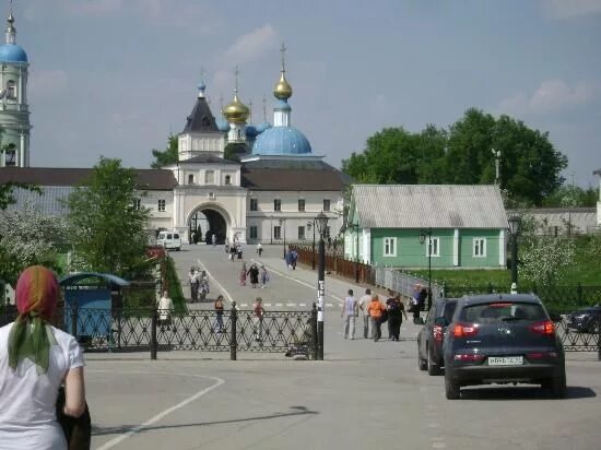 Как добраться до оптиной пустыни из москвы. Оптина пустынь вид на монастырь. оптинский монастырь болхов. оптина пустынь магазин на территории монастыря. оптина пустынь от москвы.
