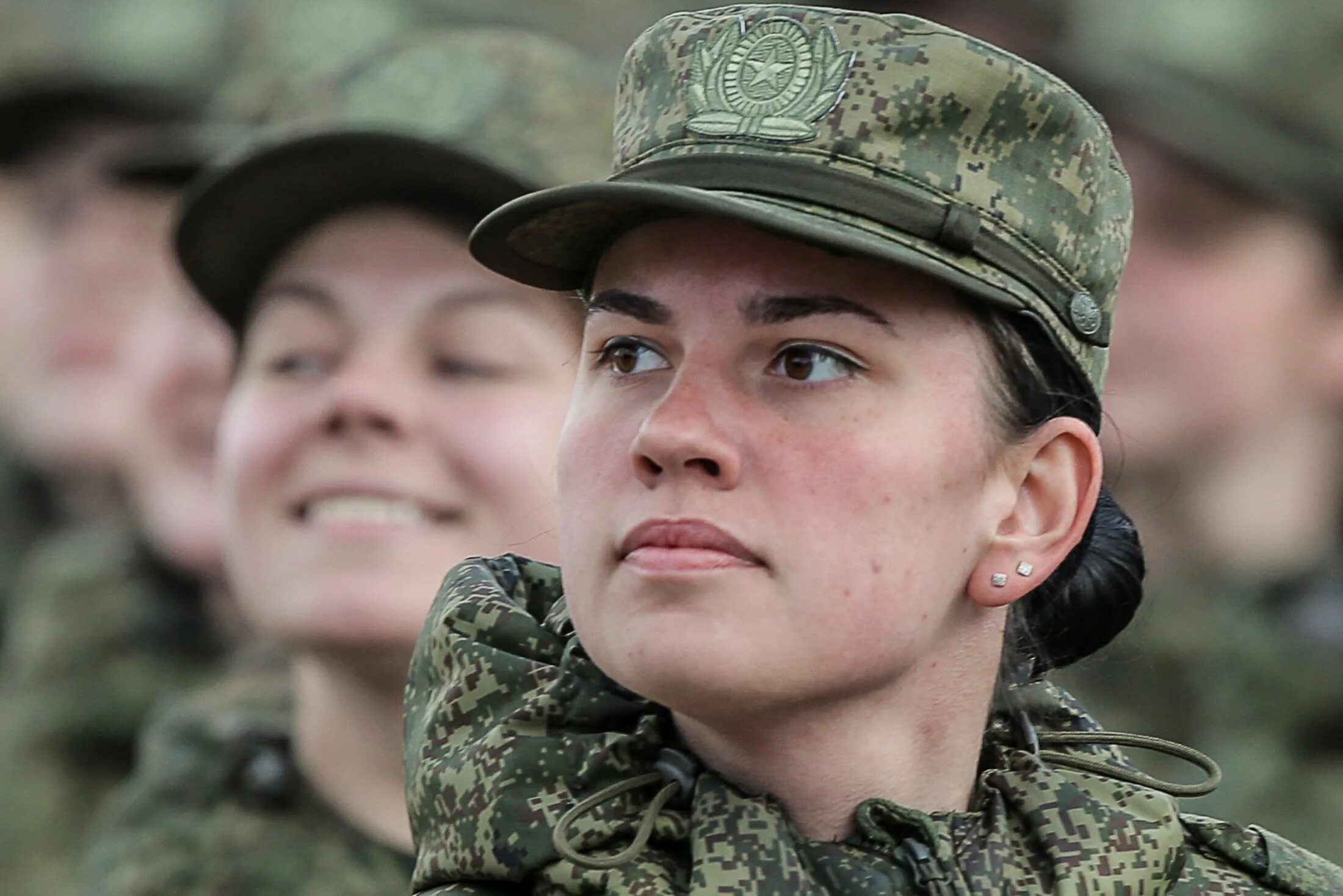Женщины вс рф. Женщины военнослужащие. Российские женщины военные. Женщины военнослужащие в России. Женщины солдаты России.