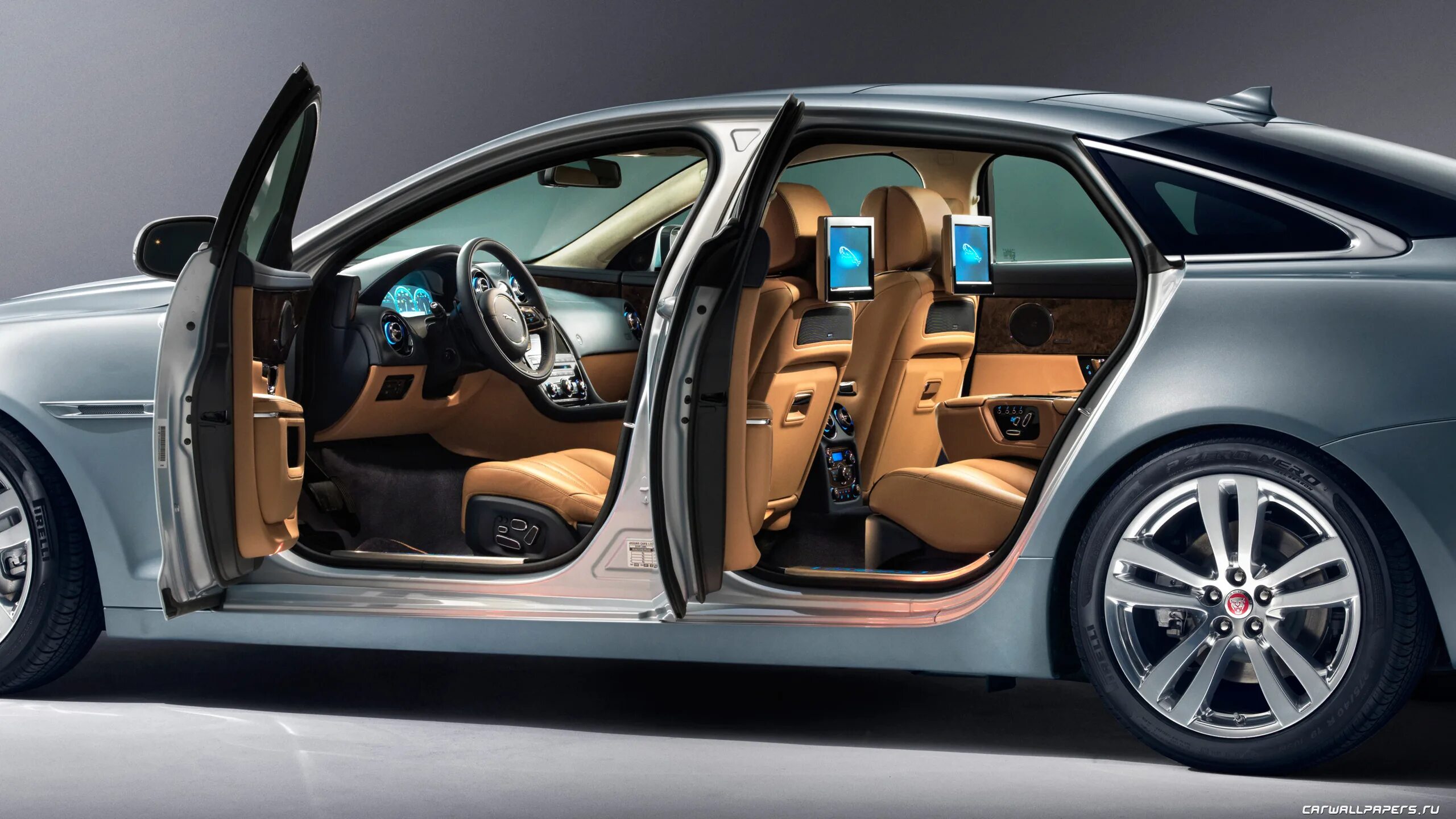 Машины дверь песни. Новый Jaguar XJ 2014. Автомобиль с открытыми дверями. Автомобиль с открытой дверью. Машина с открытыми дверцами.