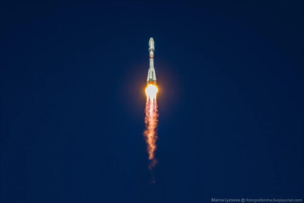 ракеты мимо. ракеты калибр минобороны рф. пламя ракеты. союз 2. спейс шаттл космический корабль.