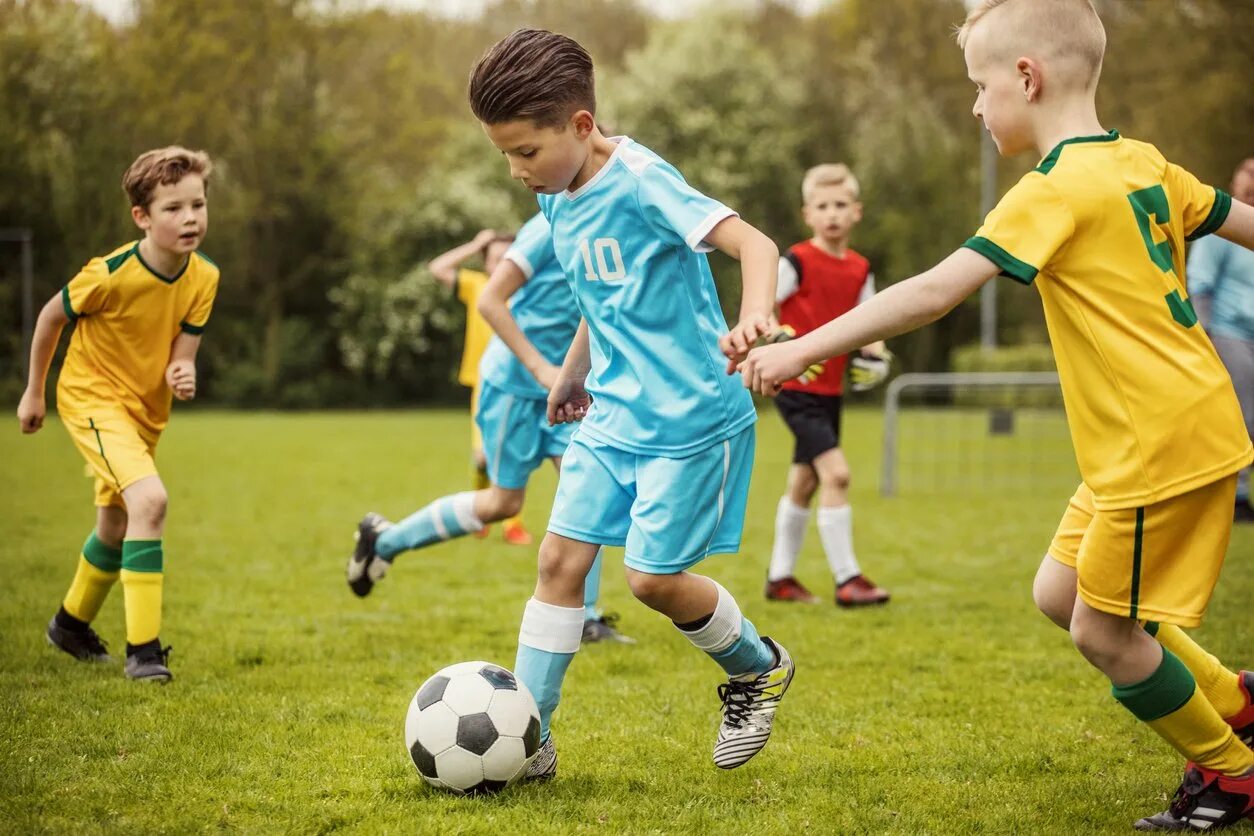 Boy playing football. Аут в футболе. Футбол юных футболистов. Спортивные игры для школьников. Секции для детей.