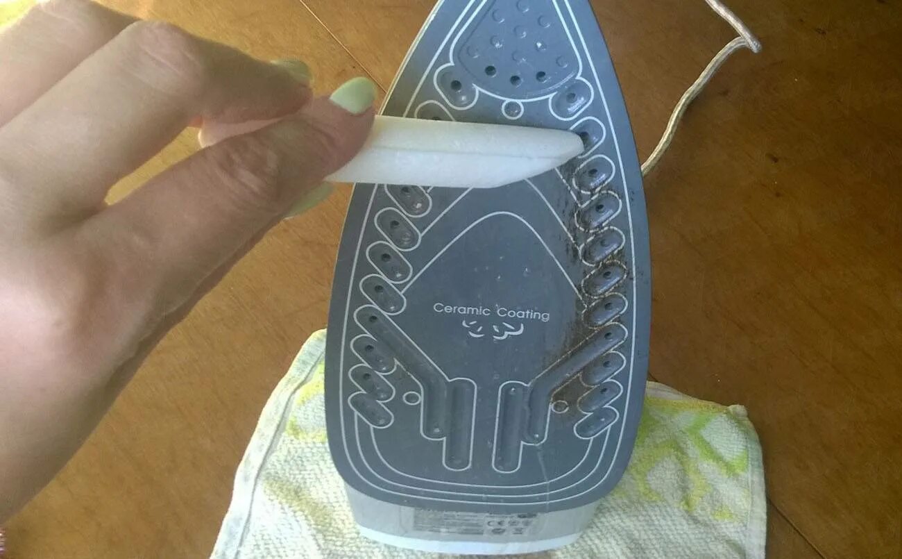 Как очистить утюг от пригара на подошве. Подошва утюга тефлон. чистка подошвы утюга с тефлоновым покрытием. пригоревшая ткань на утюге. горелая подошва утюга.