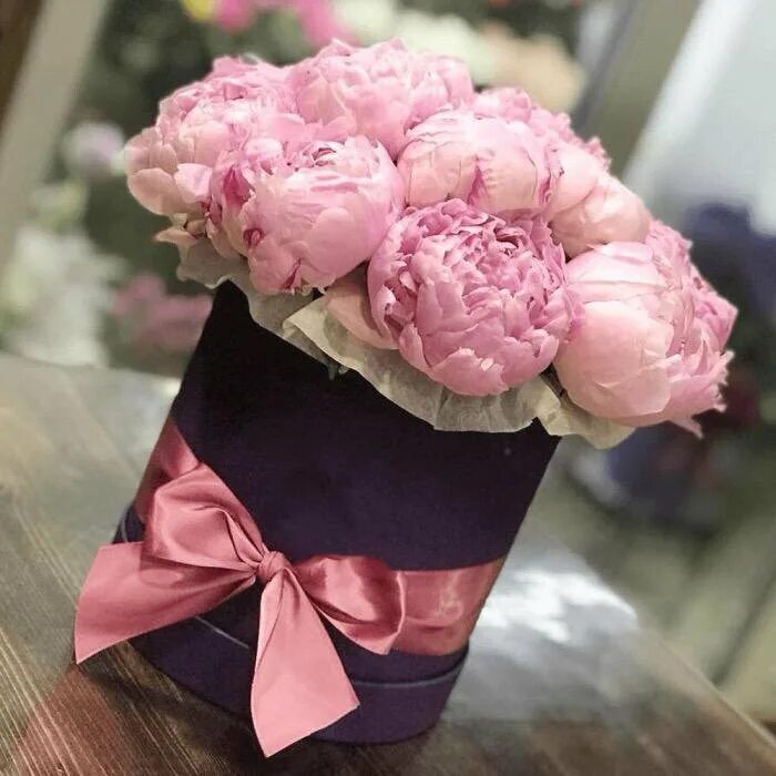 Пион алиса хардинг. Монобукет - пионы. Пионы в коробке. Пионы дюшес букет. Пионы дюшес букет.