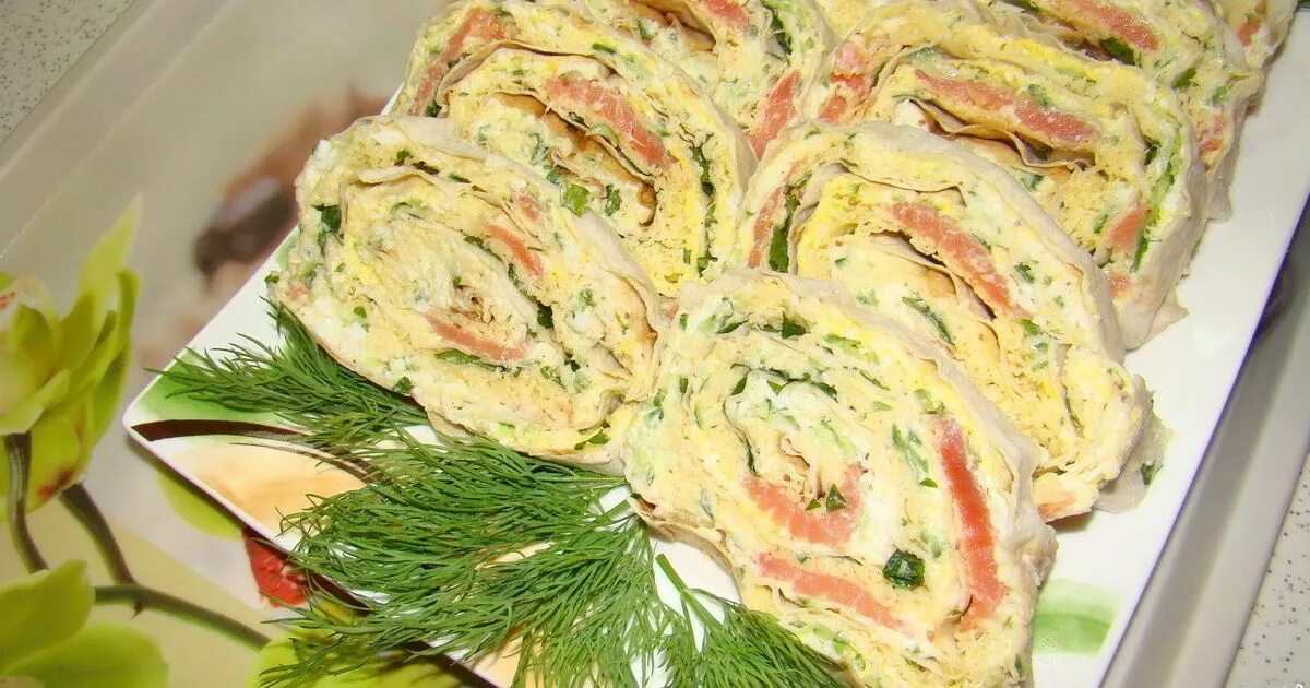 Рулет из лаваша с красной рыбой и плавленным сыром и огурцом. Рулет с красной рыбой в лаваше с творожным сыром. Рулетики из лаваша с красной рыбой и творожным сыром. Закуска из лаваша с красной рыбой. Рулет из лаваша с красной рыбой и плавленным.