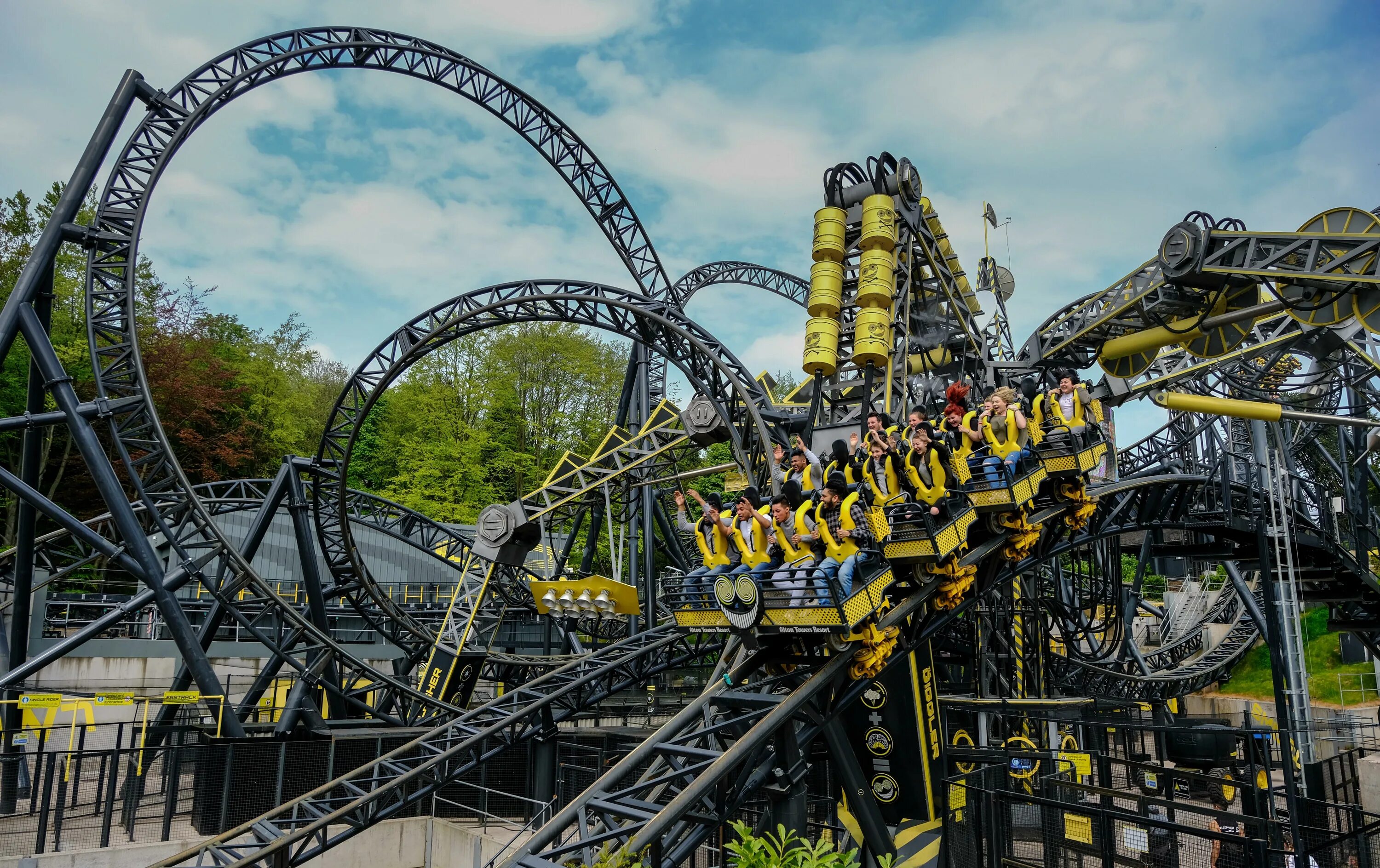 Алтон Тауэрс парк. Парк аттракционов Alton Towers в Англии. Smiler горка в Англии. Алтон Тауэрс аттракцион.