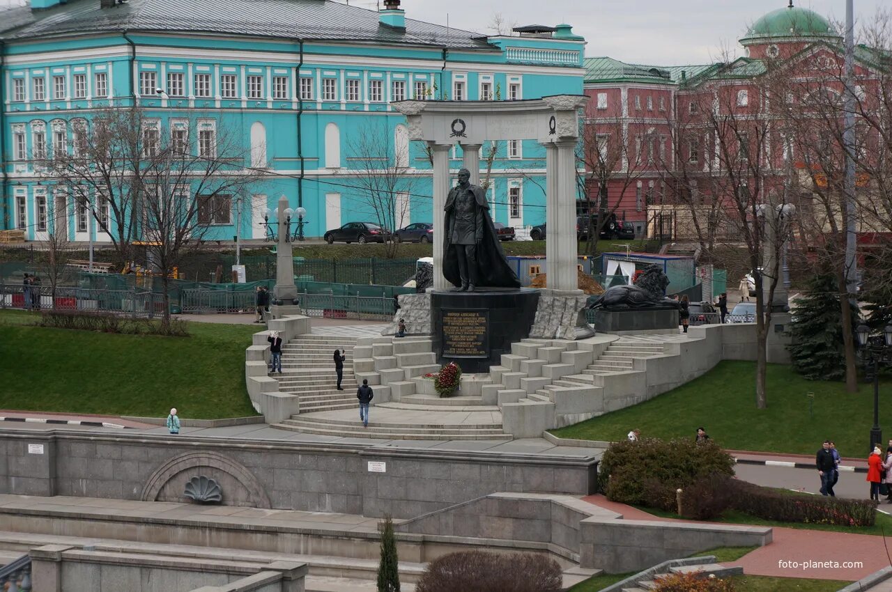 Памятник Александру 2 в Москве. Памятник Александру 3 в Москве у храма Христа Спасителя. Памятник Александру II (Киев). Памятник Александру освободителю в Москве.