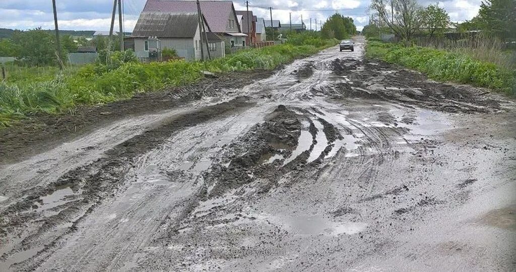 Плохие дороги. Российские дороги. Сельские дороги. Грязная дорога.