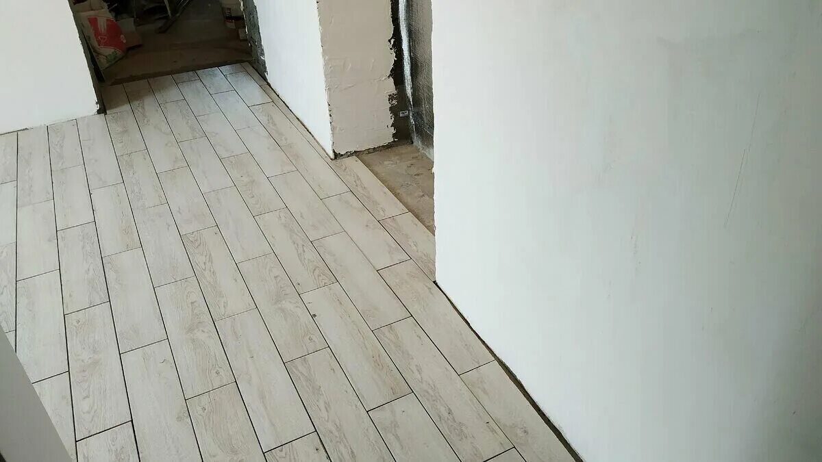 Укладка керамогранита 30х60 на пол. Укладка керамогранита 600 200 на пол. Укладка плитки 200 на 200. Укладка напольного керамогранита. Укладка плитки со вставками на пол.