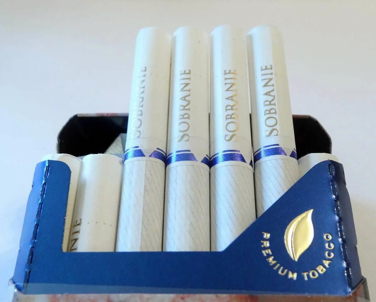 Сигареты с белым фильтром. Собрание Блю Sobranie Blue. Sobranie сигареты синие. Sobranie Blue 2022 сигареты. Сигареты с фильтром Sobranie синие.