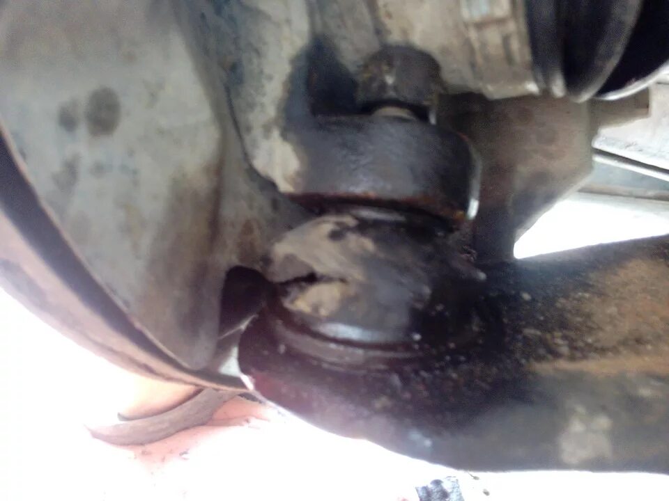 Хендай акцент 2 шаровая опора. Гайка на шаровую акцент. Ограничитель поворота колеса ниссан а33. Хендай акцент тагаз. Шаровая хендай гетц 1.