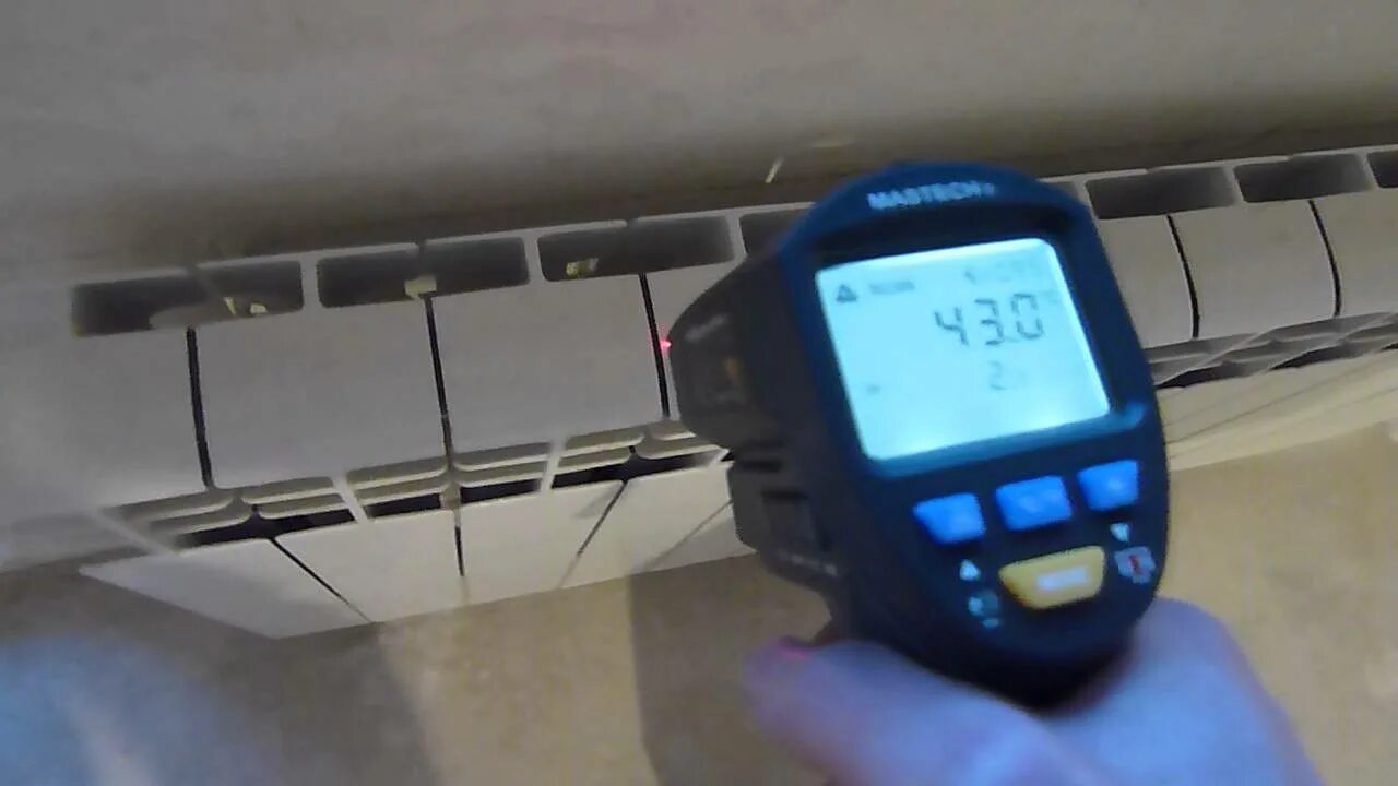 Батарея температура 5. Измеритель температуры для радиатора. Измерение пирометром температуры батареи отопления в квартире. Как измерить температуру батареи отопления. Показатель температуры на батарее дома.