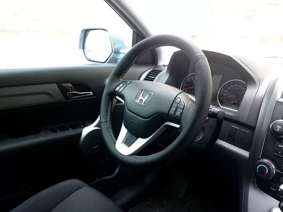 Honda crv руль. Руль Хонда СРВ 2. Руль Хонда СРВ 1 поколения. Перетяжка руляyundai Getz 2007. Чехлы на руль Хонда ЦРВ 3 2008.