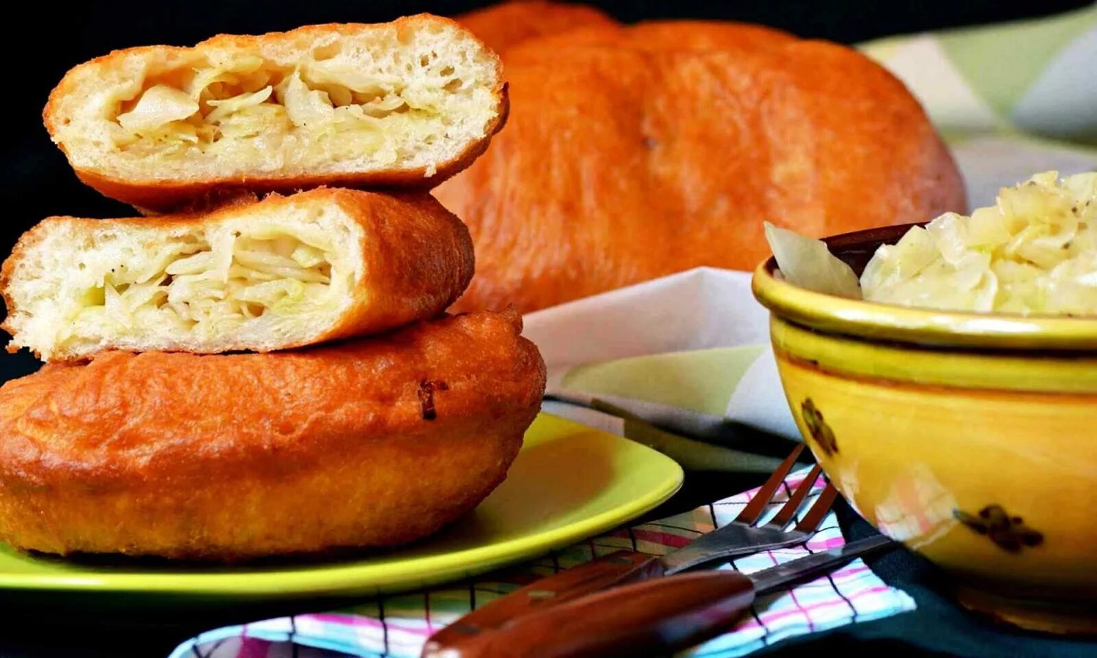 Пирожки с капустой. Пирожки с капустой жареные. Пироги с капустой жареные. Пирожки с капустой и яйцом жареные на сковороде