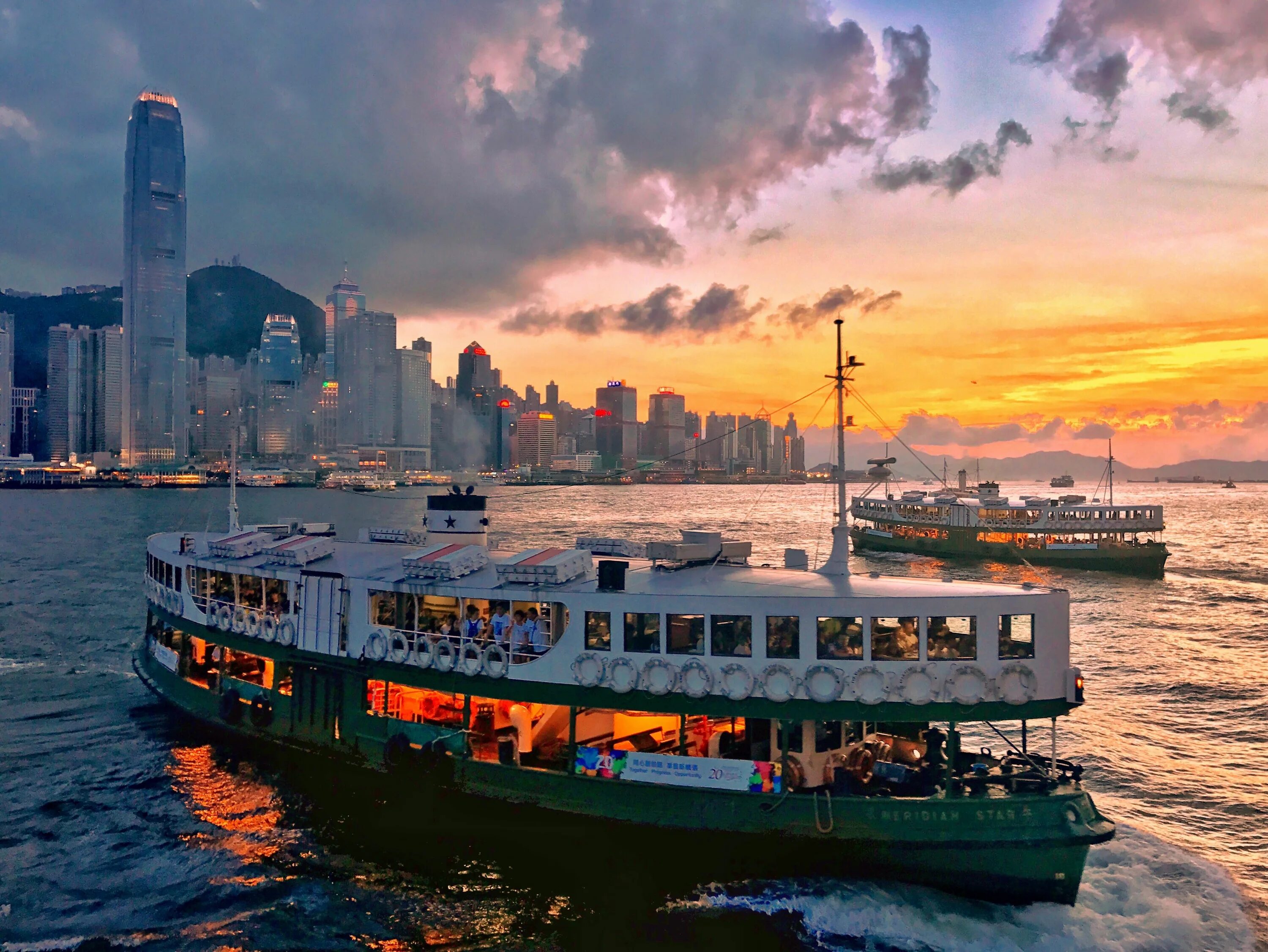 Гонконг паромы. Паром star ferry гонконг. гонконг стар ферри. паромный причал star ferry. гонконг пароход.