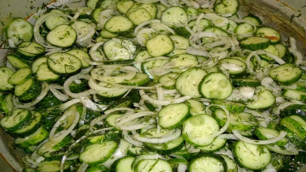 Салат из огурцов на зиму с луком. Огурцы на зиму самый вкусный салат. Зимний салат из огурцов. Огурцы нежные рецепт. Салат из огурцов нежинский без стерилизации.