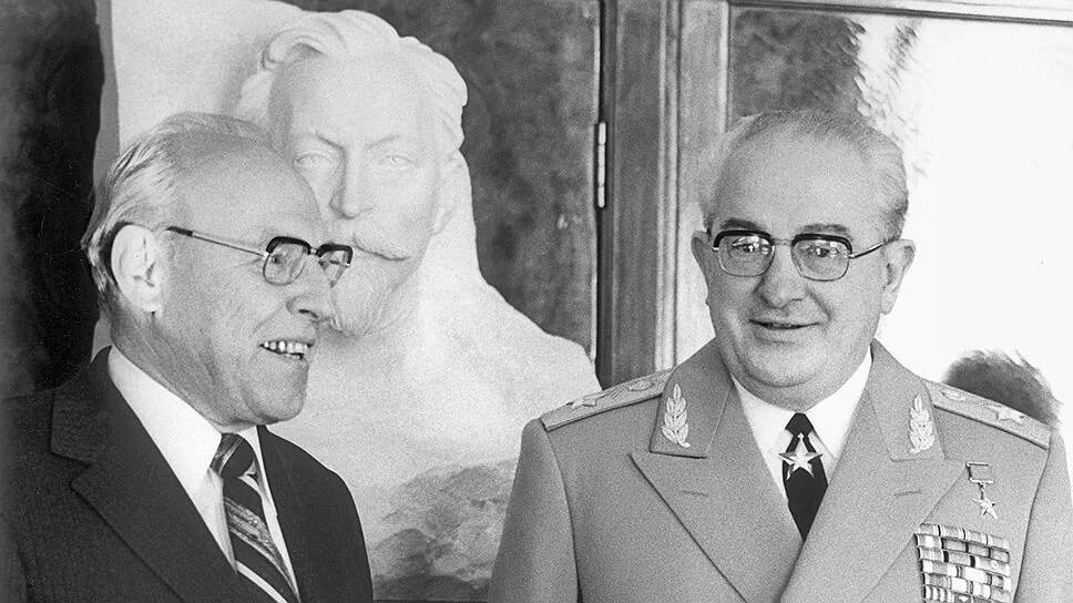 Брежнев кгб. Кгб ссср андропов. Брежнев кгб. Андропов генеральный секретарь цк кпсс. Цинев кгб ссср.