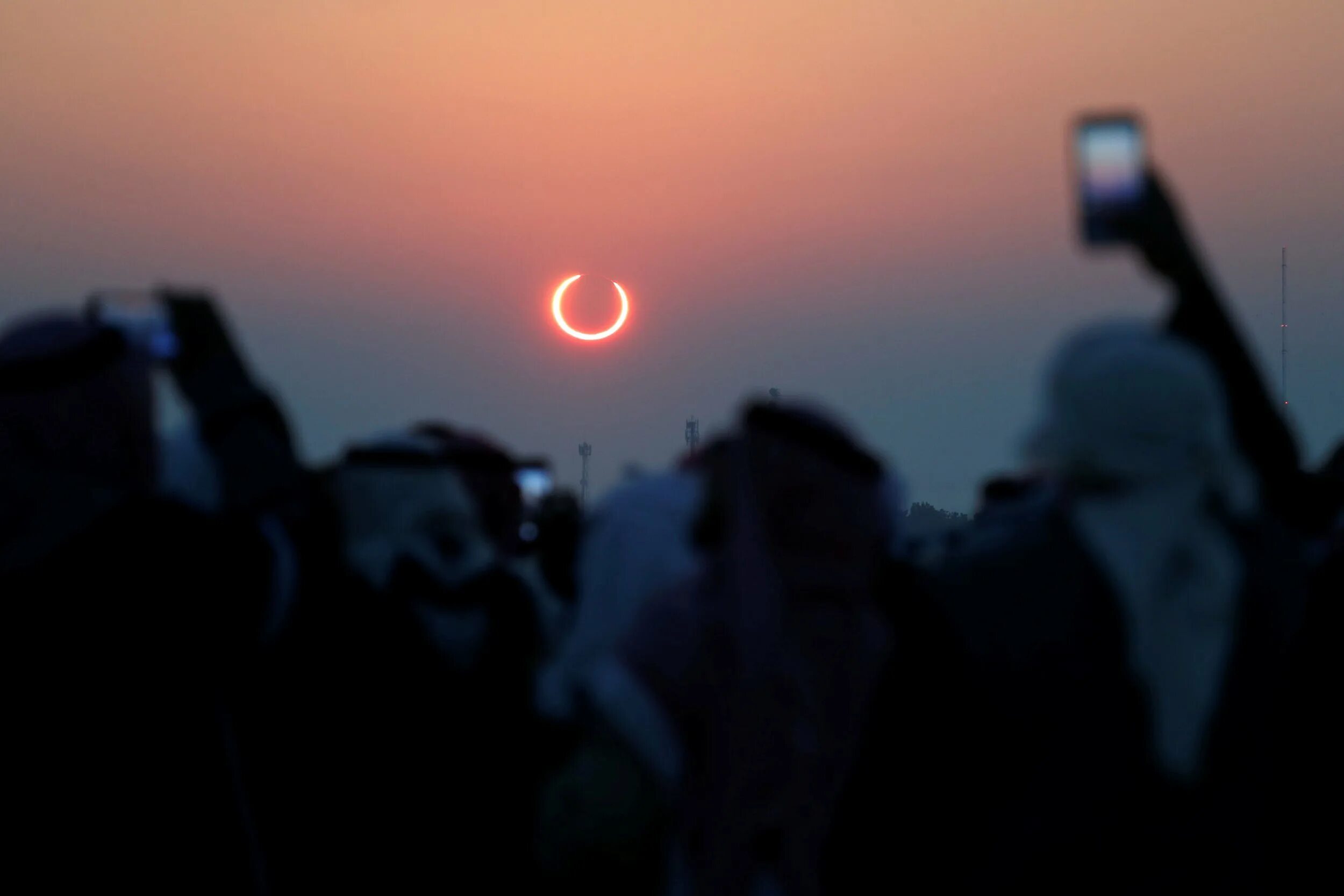 Solar eclipse 2021. Солнечное затмение фото. Солнечное затмение в реальной жизни. Солнечное затмение в городе. Кольцеобразное солнечное затмение.