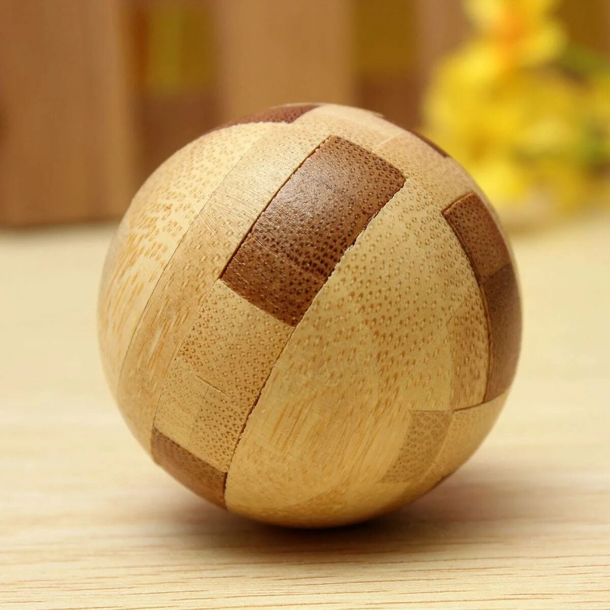 Шар деревянный. Мяч из дерева. Шарики из дерева. Головоломка деревянный шар. Деревянный шарик в керосине