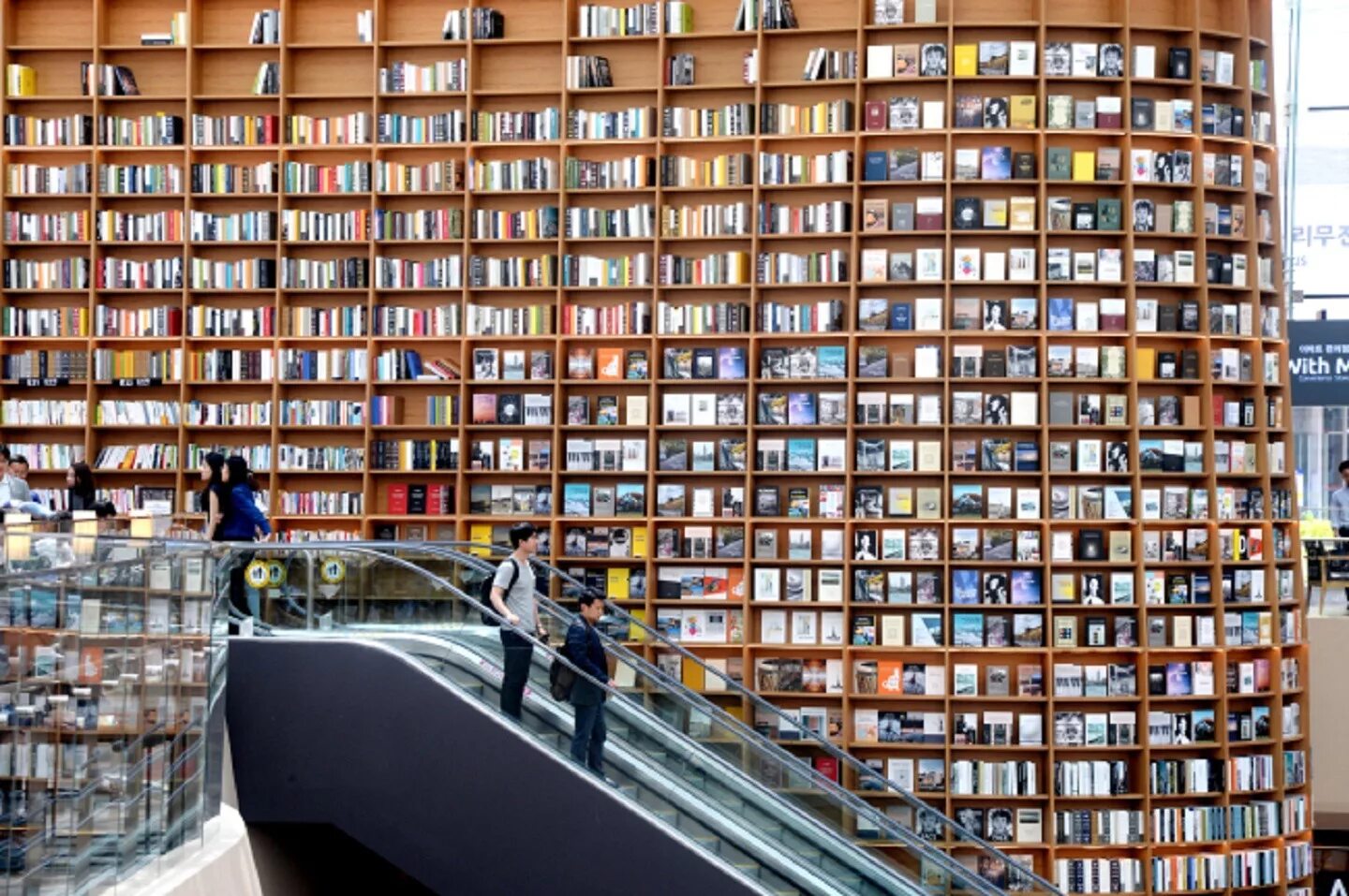 Ночной книжный магазин. Библиотека Starfield Library. Южная Корея. Сеул библиотека Starfield. Национальная библиотека Южной Кореи. Библиотека в Сеуле Южная Корея.