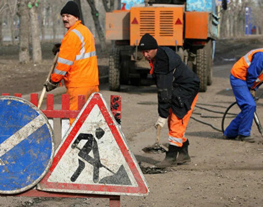 Тб при проведении дорожных работ. Техника безопасности дорожного рабочего. Охрана труда дорожного рабочего. Охрана труда в дорожном строительстве презентация. Дорожный рабочий.