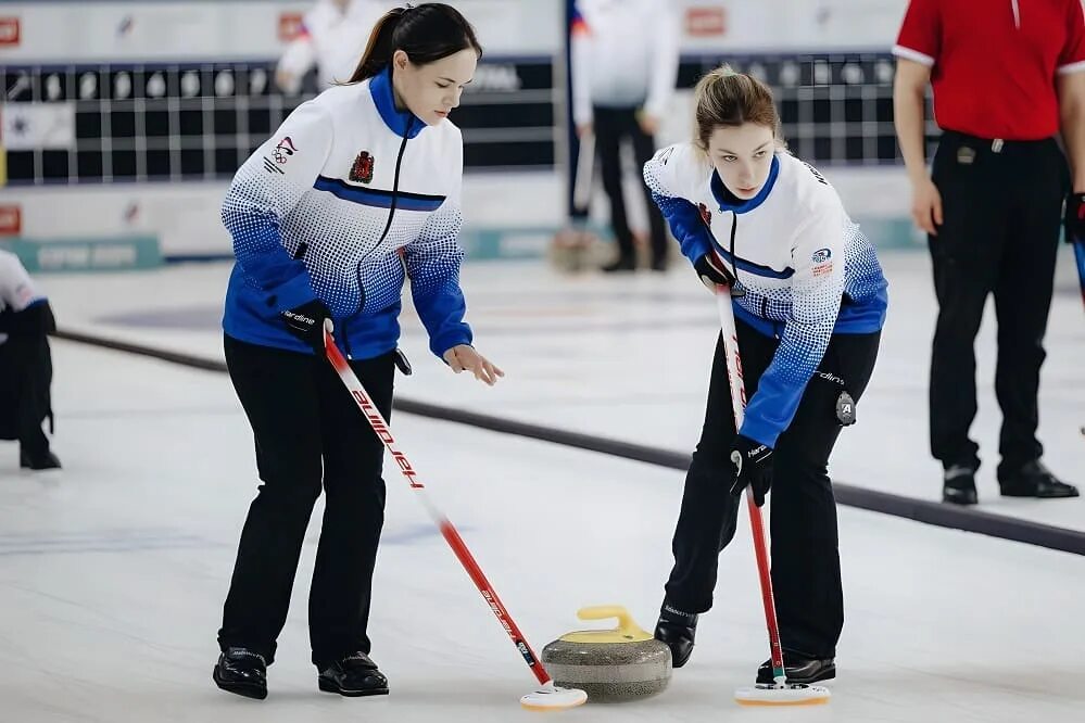Керлинг олимпийский вид спорта. Игра "керлинг". Зимние олимпийские виды спорта керлинг. Керлинг. Что такое керлинг.